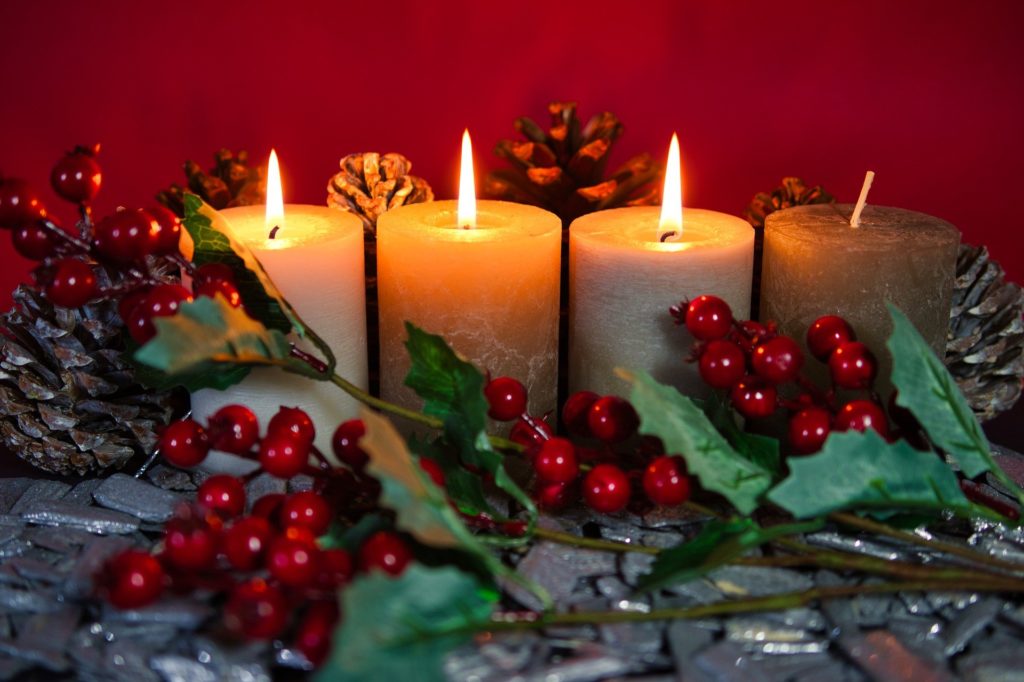 Adventsgesteck mit Ilex und Zapfen