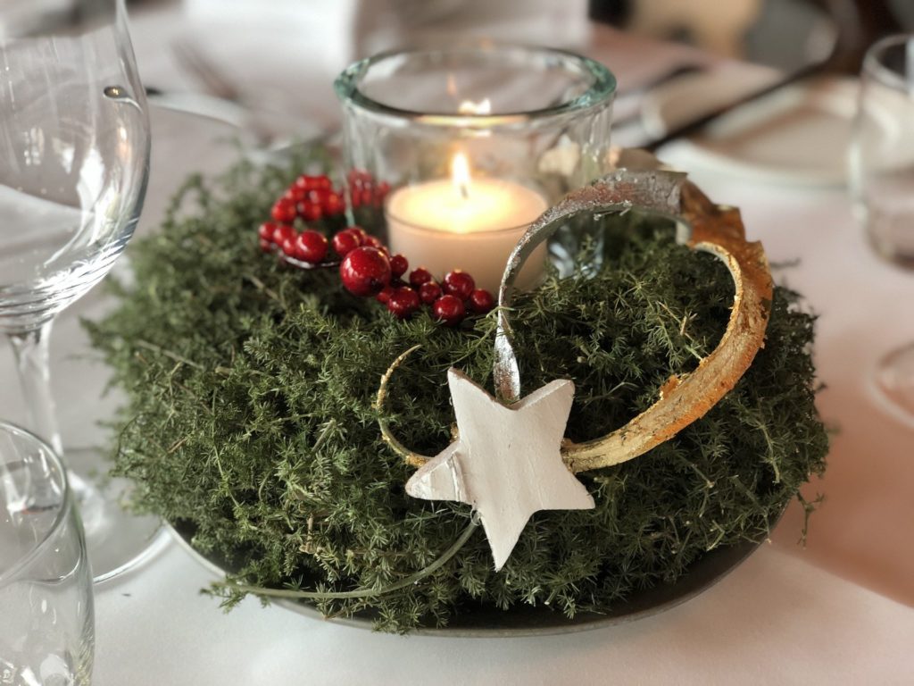 Adventsgesteck mit Sternmoos und Windlicht