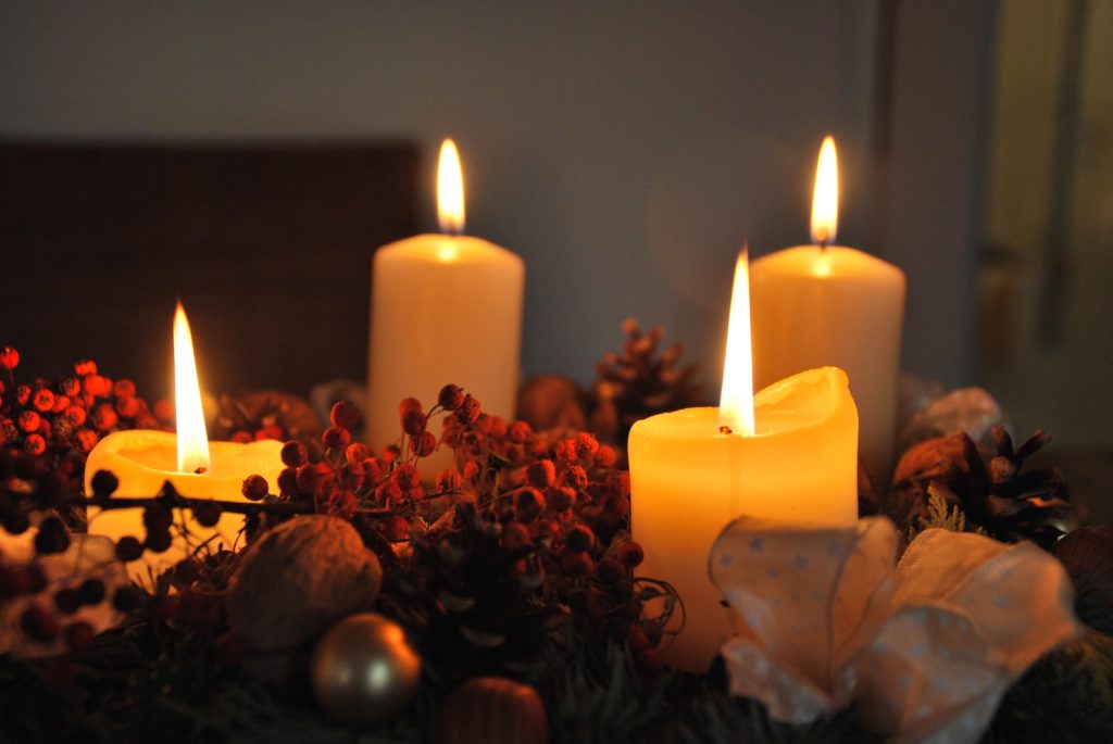 Adventskranz ganz natürlich mit Beeren und Nüssen