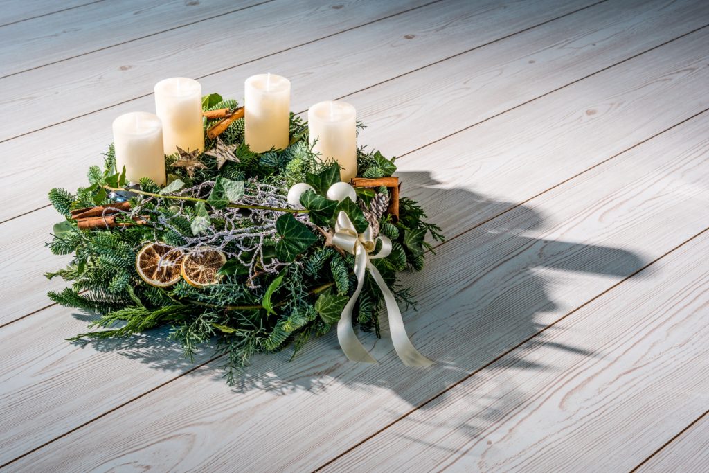 Adventskranz mit cremefarbenen Kerzen