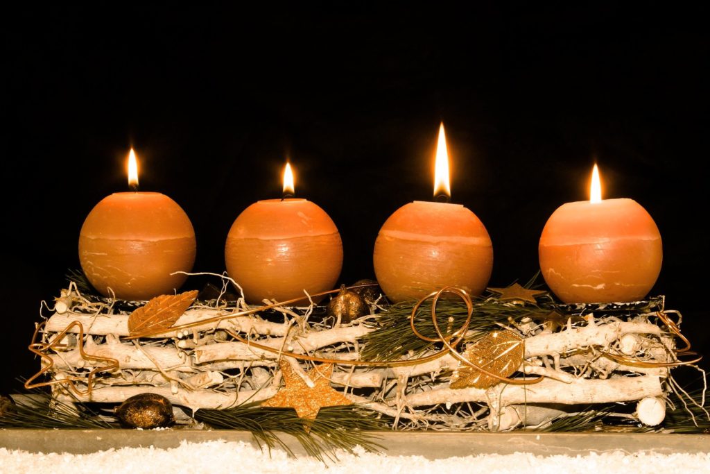 Adventskranz mit Wurzeln als langes Gesteck