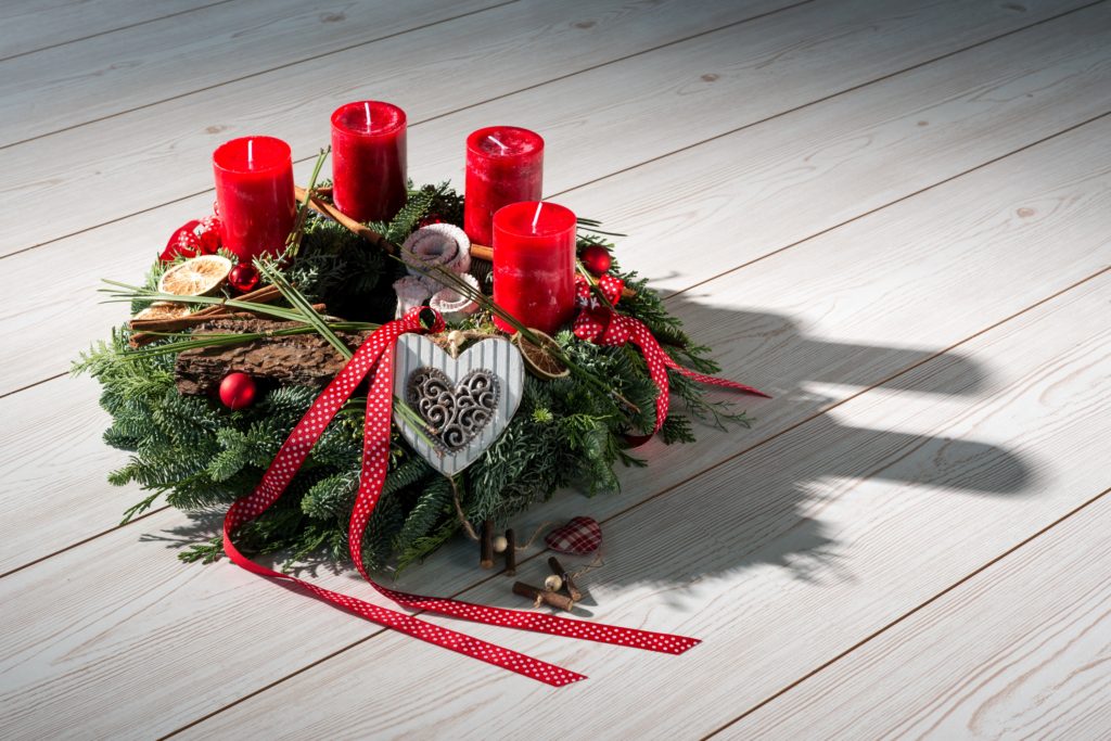 Adventskranz natürlich mit roten durchgefärbten Kerzen