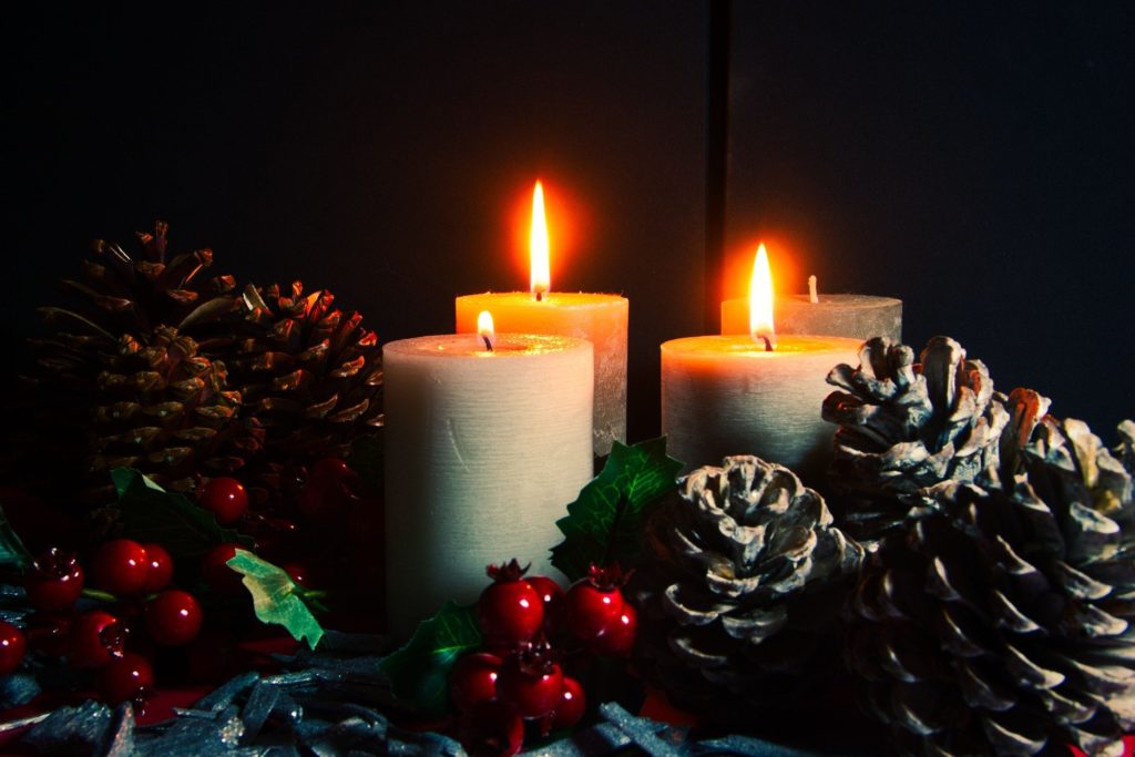 Adventskranz natürlich mit Zapfen und Beeren