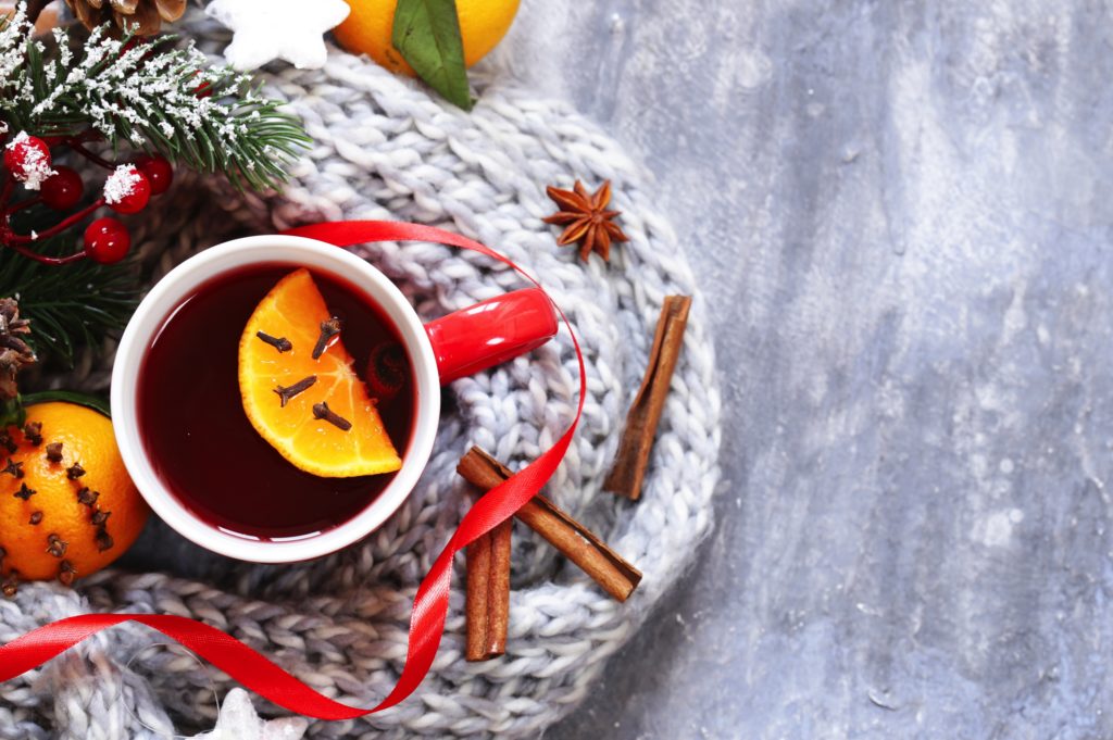 Glühwein mit Orangen und Nelken