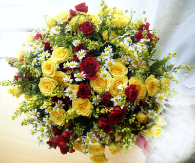 Grosser Strauss Mit Gelben Und Roten Rosen