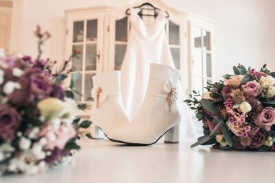 Brautstrauß lila Hochzeit in Weiß