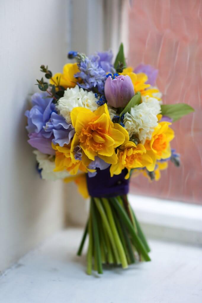 Kleiner Strauss Narzissen Tulpen Fruehling 1