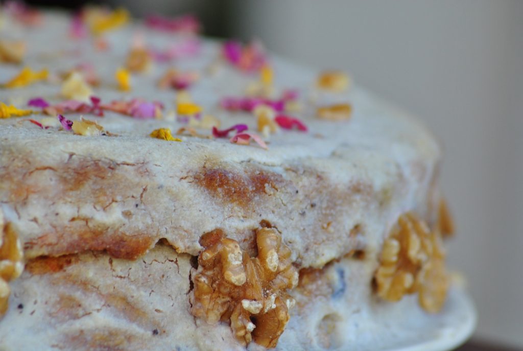 kuchen mit essbaren blueten