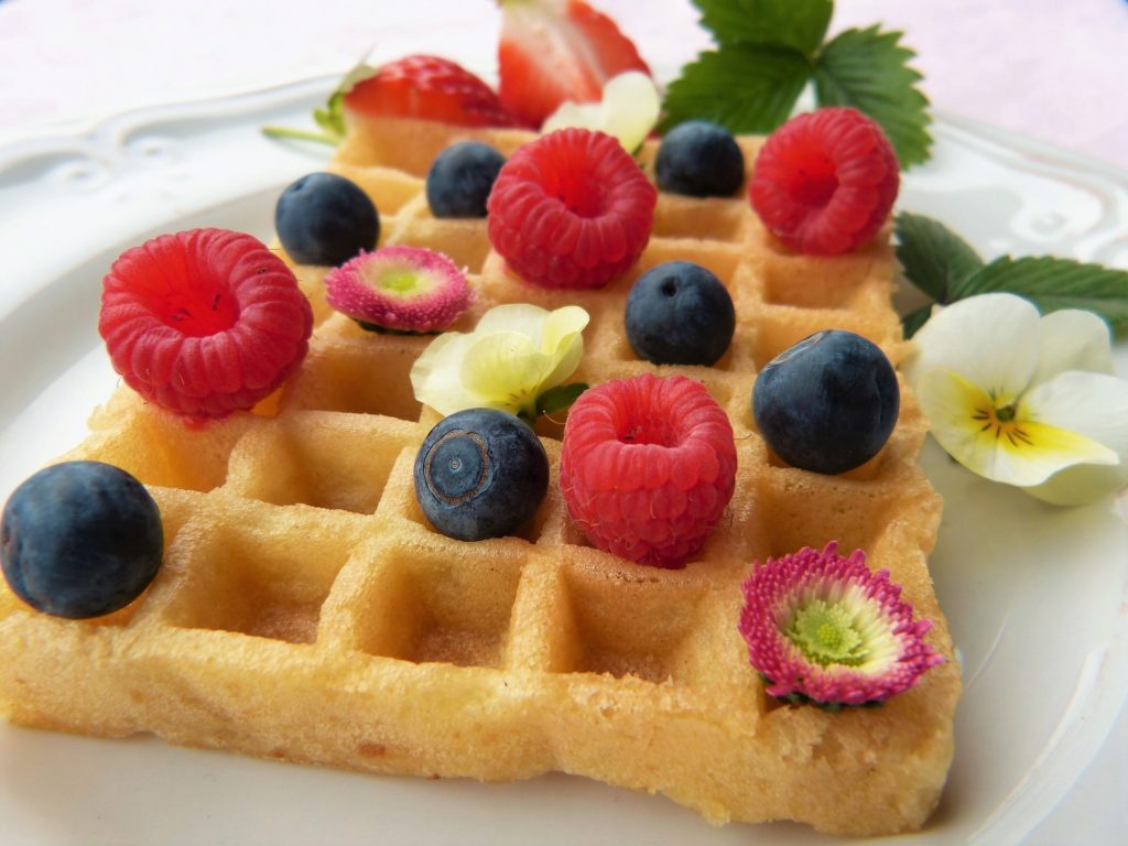leckere waffel mit essbaren blueten