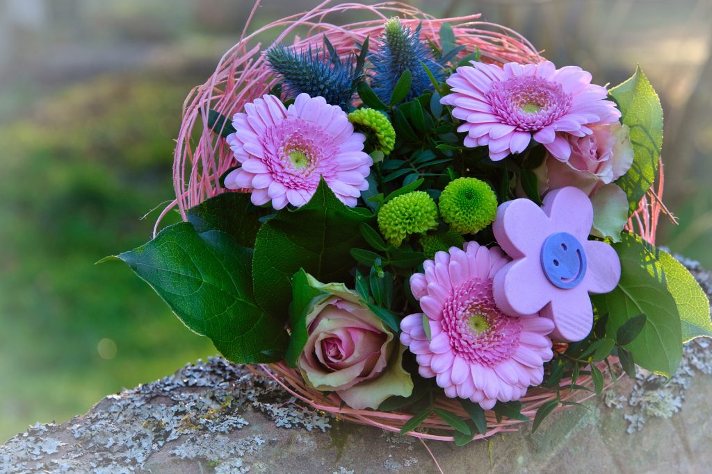 Lustiger Strauß mit Gerbera und Smiley