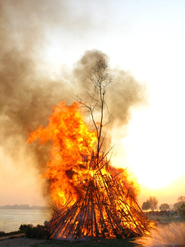 Neujahrsfeuer vor dem Abendhimmel