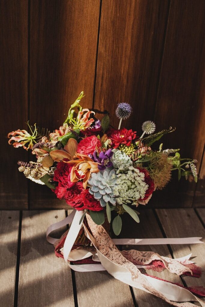 Ein locker gebundener Boho Brautstrauß mit Wiesenblumen