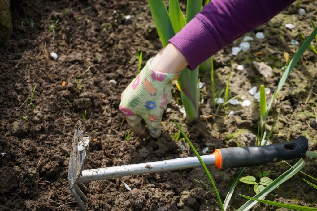 Gartenarbeit mit Erde