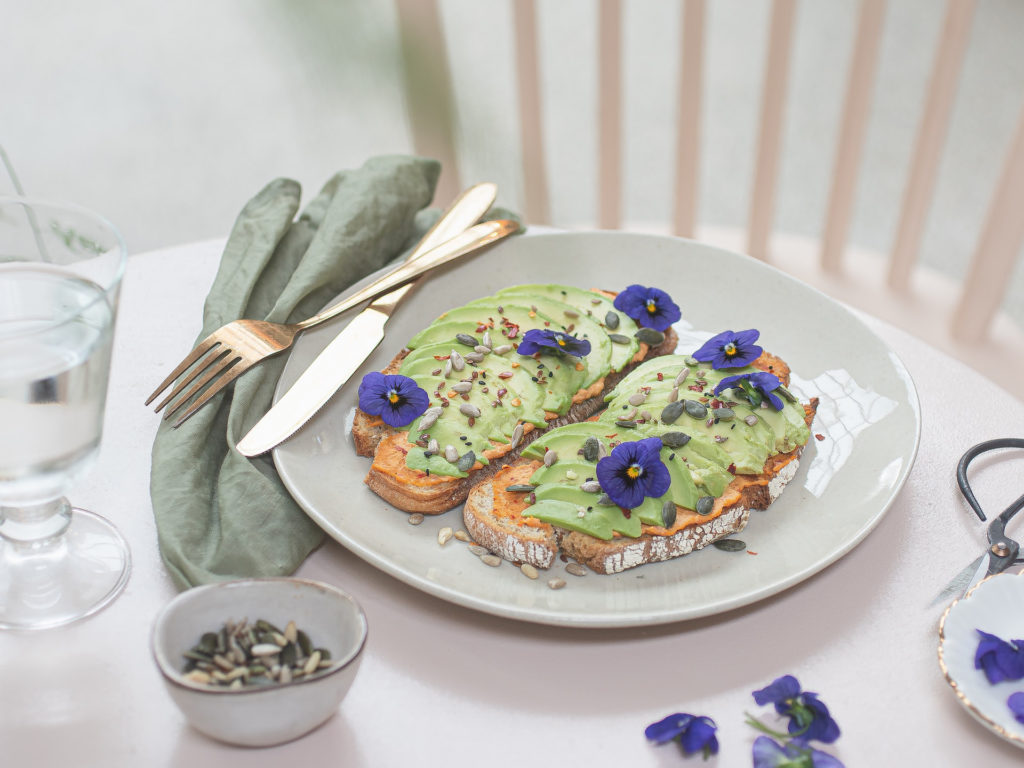 viola blueten auf brot