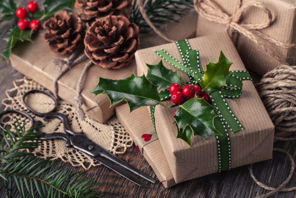 Weihnachtsgeschenke mit Zweig verpackt