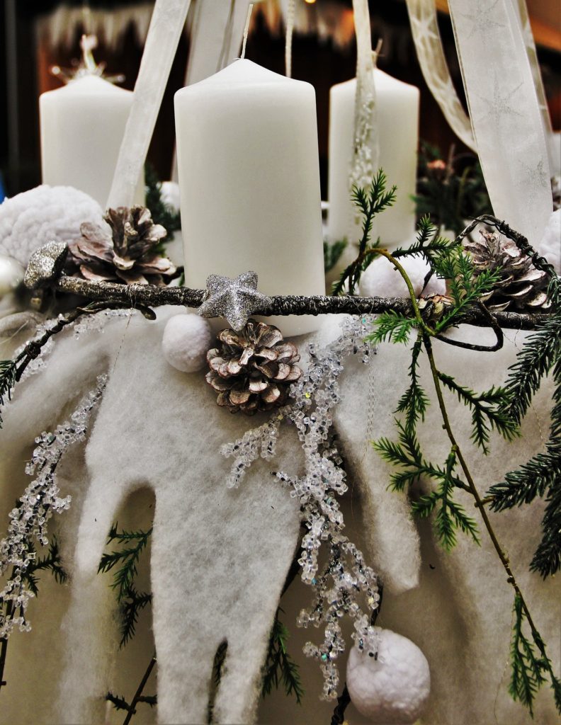 Weißer hängender Adventskranz mit Filz